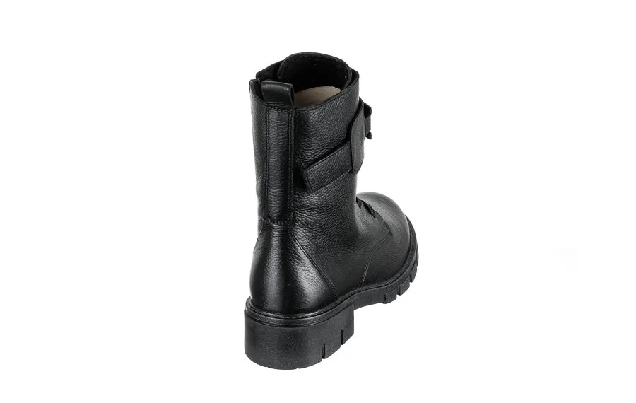 Party Goer Comfortable backstay Ara Kali