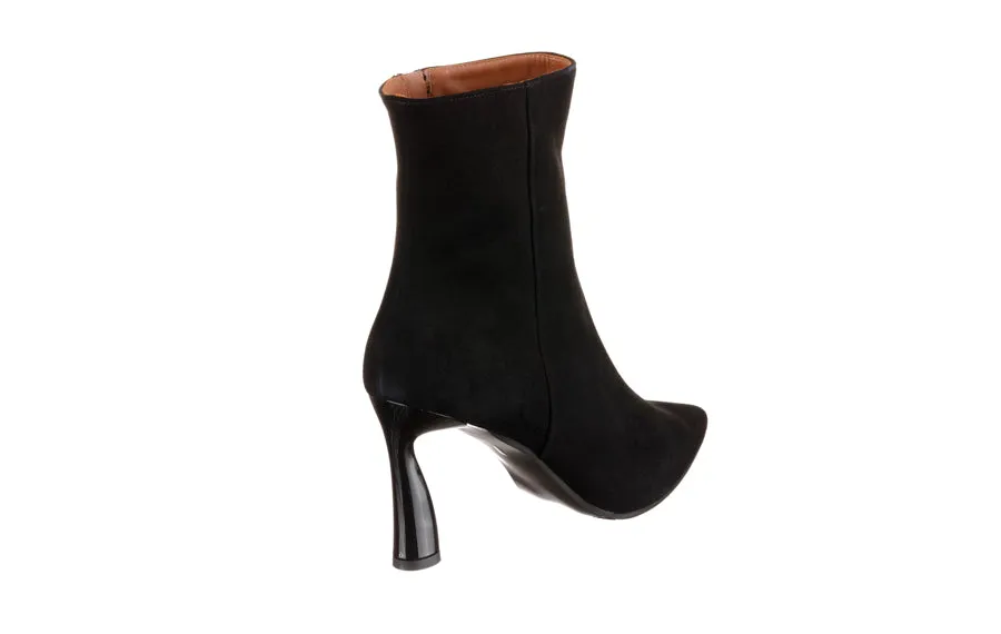 Reinforced Heel Counter Weekend Trek Eva Model Black